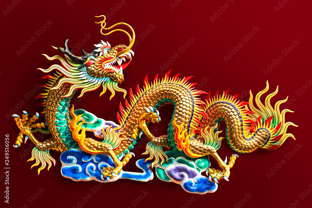Fototapeta premium Chinese golden dragon statue
