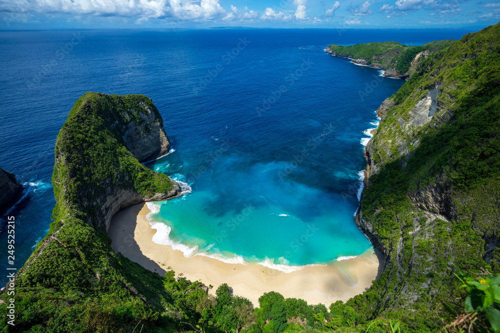 Φωτογραφία Aerial view of Kelingking Beach aka T-Rex Head Beach in Nusa Penida, Bali, Indon