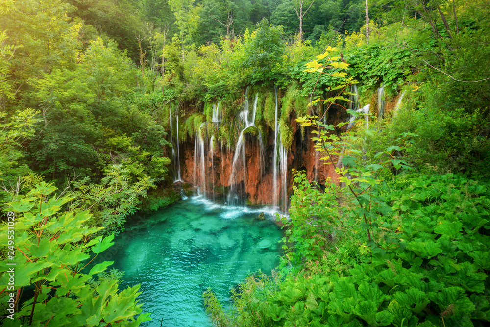 Fototapeta Egzotyczny wodospad i jezioro krajobraz Parku Narodowego Jezior Plitwickich, światowego dziedzictwa UNESCO i słynnej podróży Chorwacji. Jeziora znajdują się w środkowej Chorwacji (odpowiednia Chorwacja).