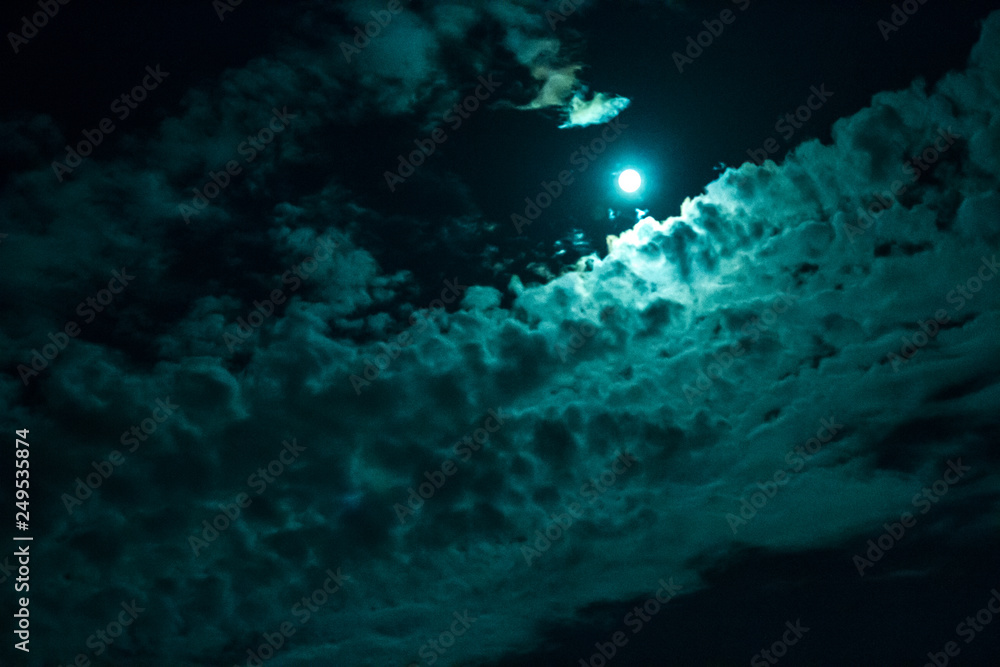 Lune sous les nuages