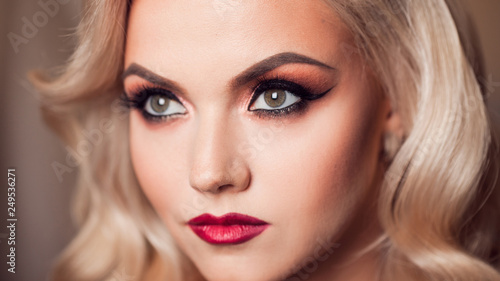Foto Female eye with evening makeup, close-up. Bright makeup
