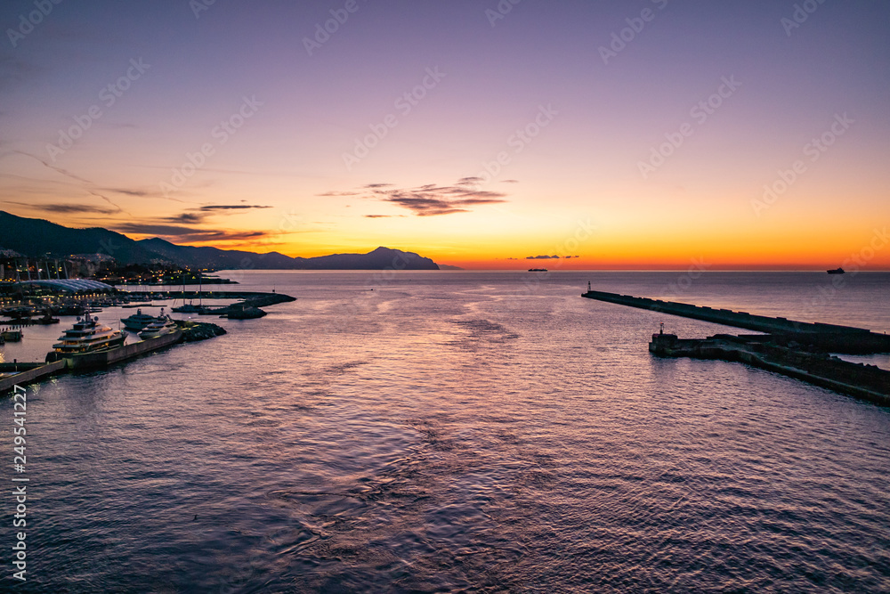 Naklejka premium イタリア ジェノア 朝焼け