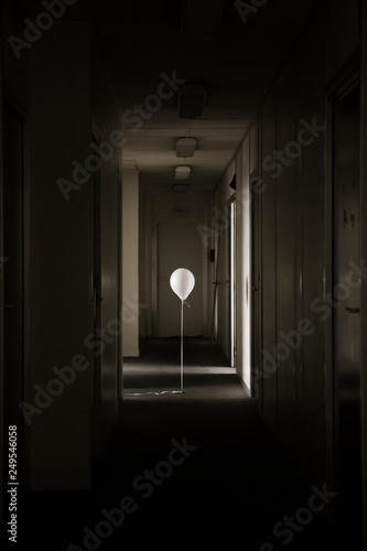Ballon blanc dans le couloir photo