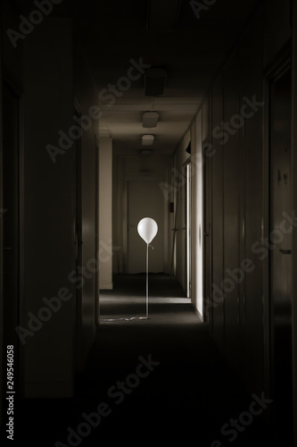 Ballon blanc dans le couloir