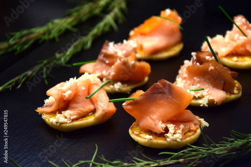 Brötchen mit Räucherlachs und Meerrettich am Buffet eines Restaurants