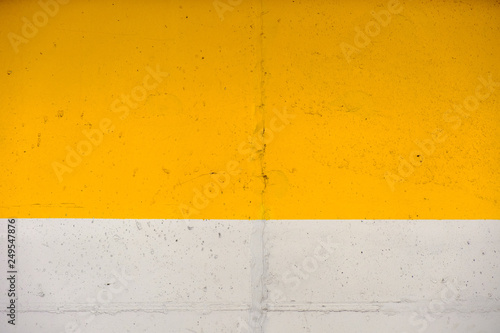 Muro giallo e bianco