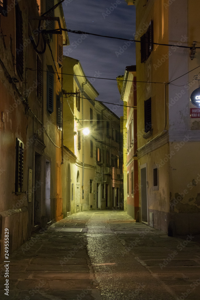 Kleine Gasse in Izola/Slowenien