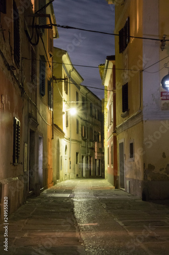 Kleine Gasse in Izola Slowenien