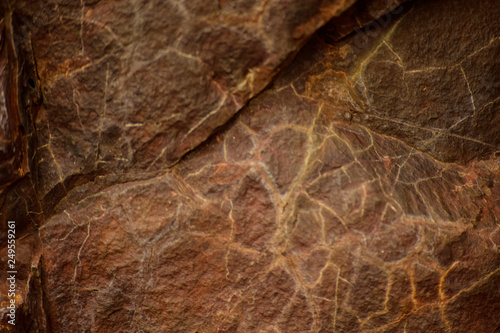 piedra rosada con raras vetas beige y blancas