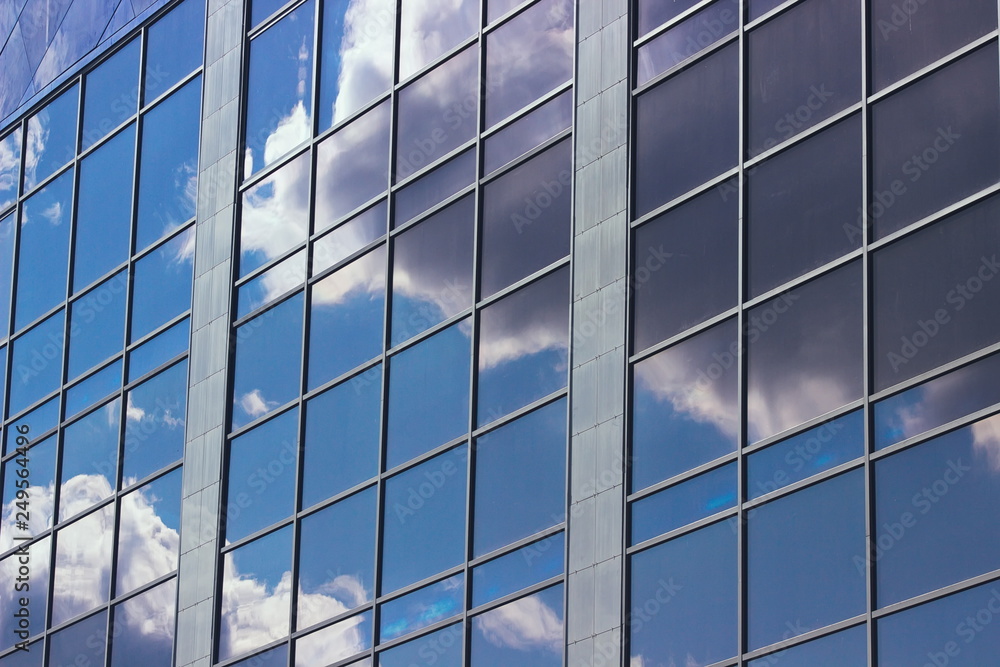 Obraz premium sky reflection in the windows of an office building
