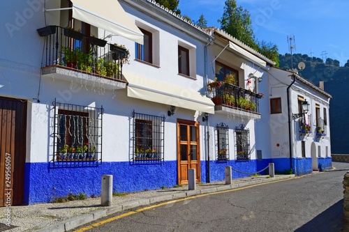 abitazioni nel quartiere gitano di Sacromonte a Granada, Spagna.Famoso per le sue grotte scavate nella roccia è il luogo dove è nato il ballo del flamenco photo