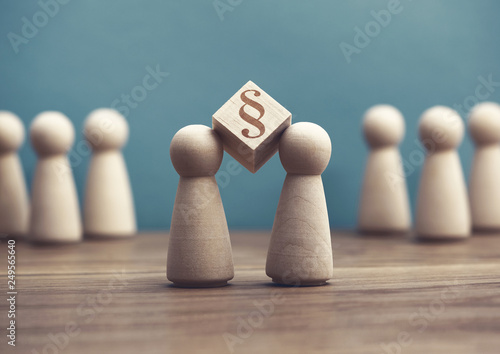 Gerichtsstreit, Holzfiguren mit Paragraph