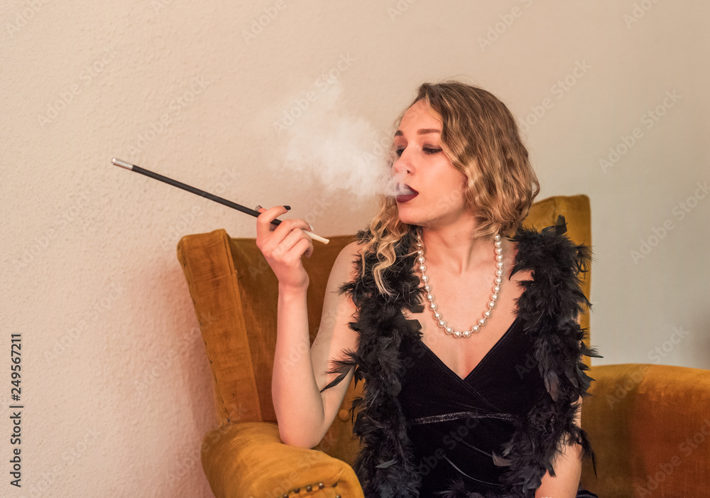 Obraz premium vintage girl smoking
