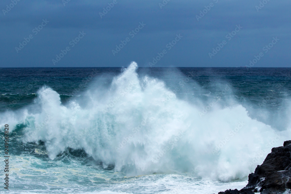 ocean waves breaking