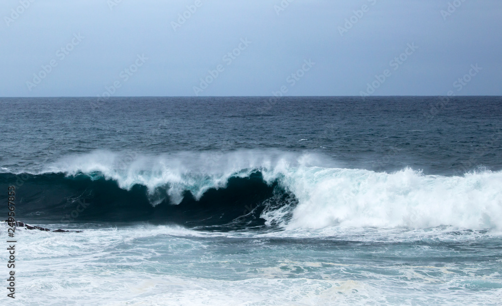 Fototapeta premium ocean waves breaking