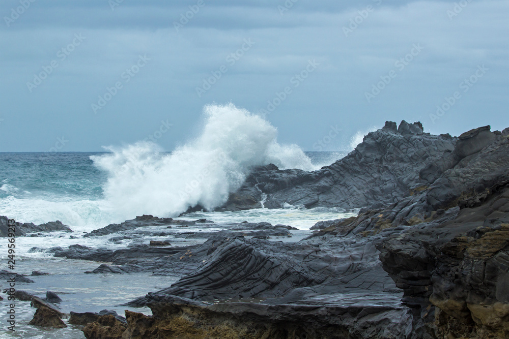 ocean waves breaking