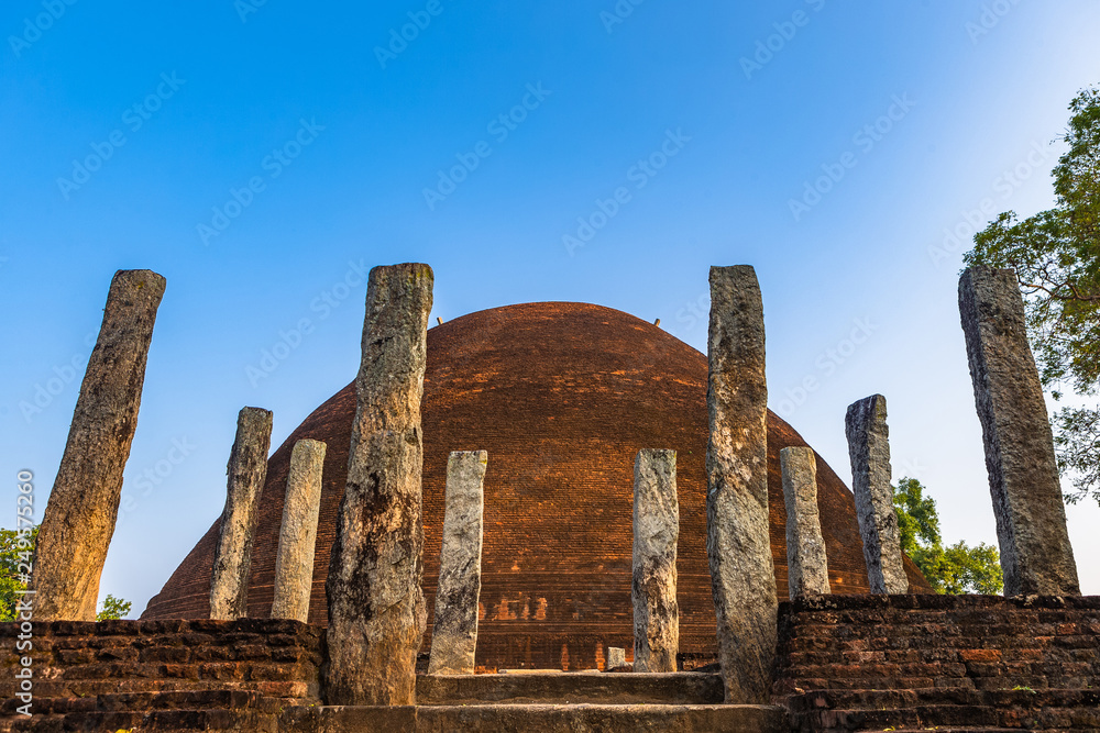 Fototapeta premium Stupa temple. Tissamaharama, Sri Lanka.