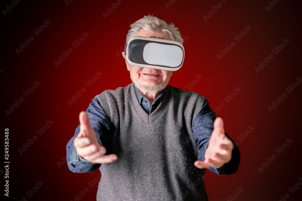 Naklejka premium amazed old senior bearded man play vr video games b