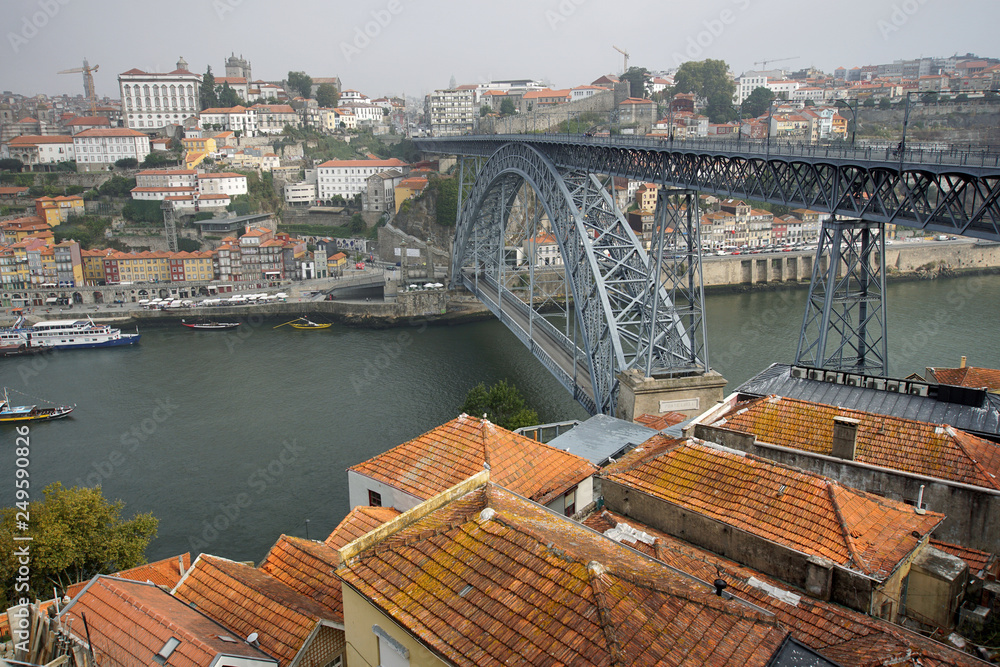 Brücke Ponte Dom Luís I in Porto über den Douro in Porto / Portugal