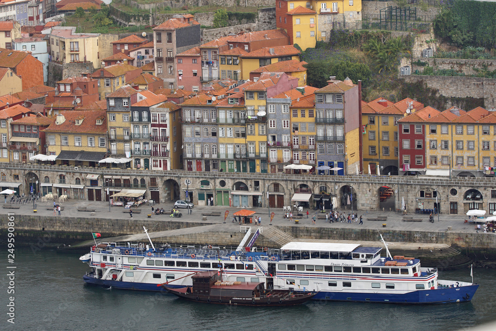 malerische Häuser am Douro in Porto, Portugal, mit Schiff