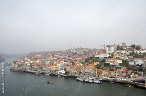 malerische Häuser am Douro mit Schiffen in Porto, Portugal