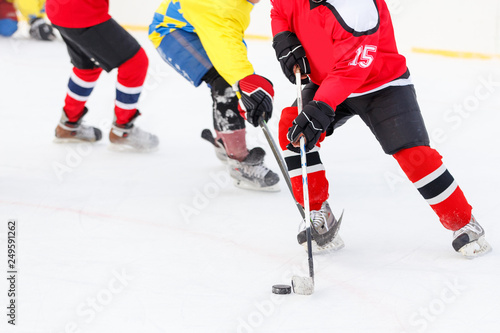 Hockey player counterattack in hockey game
