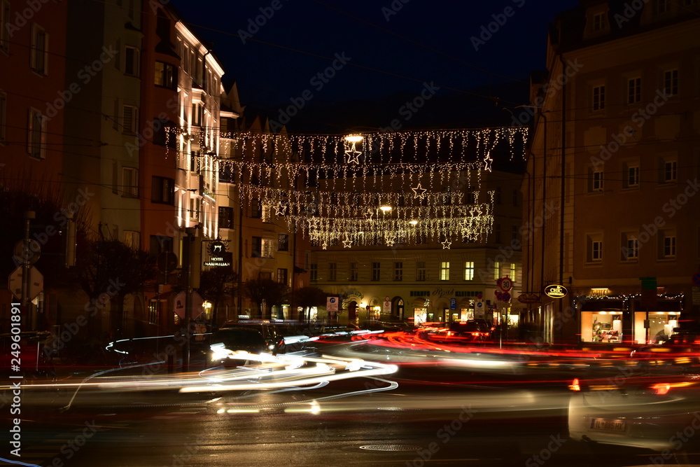 Nächtliche Straße in Innsbruck