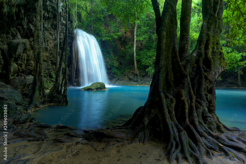 Obraz premium Beautiful deep forest waterfall in Thailand