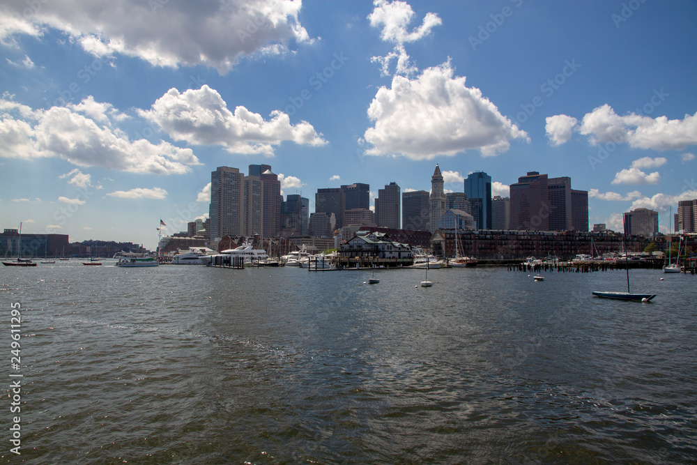 Obraz premium Boston skyline seen from Piers Park, Massachusetts