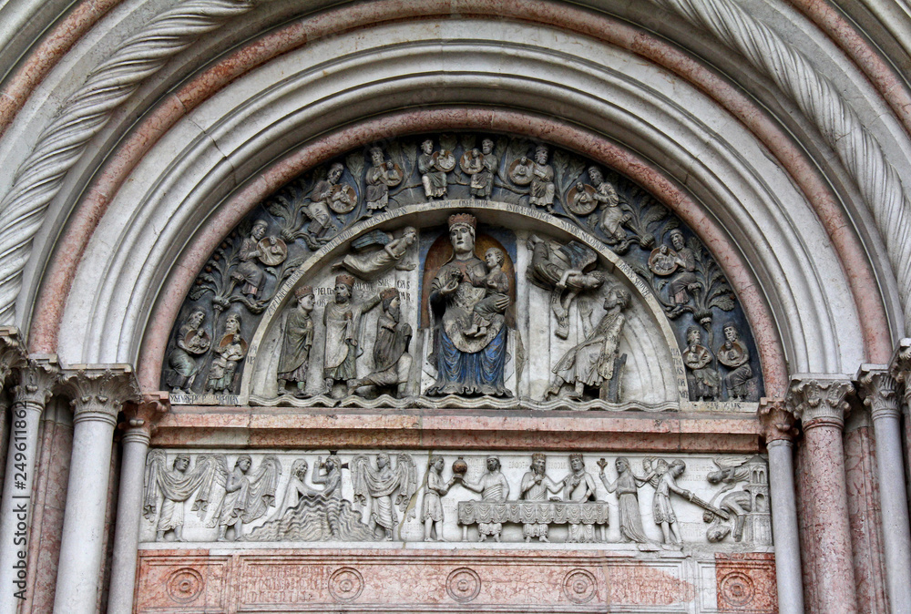 lunetta e architrave del portale nord del battistero di Parma (portale della Vergine)
