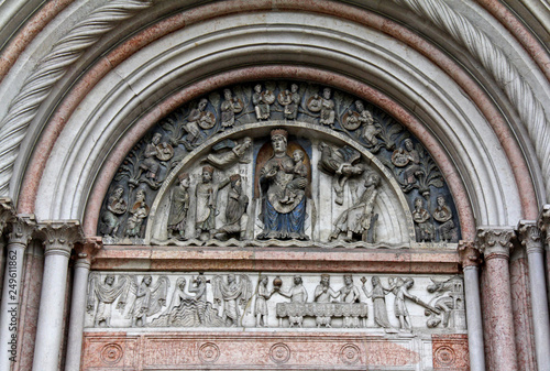 lunetta e architrave del portale nord del battistero di Parma (portale della Vergine)