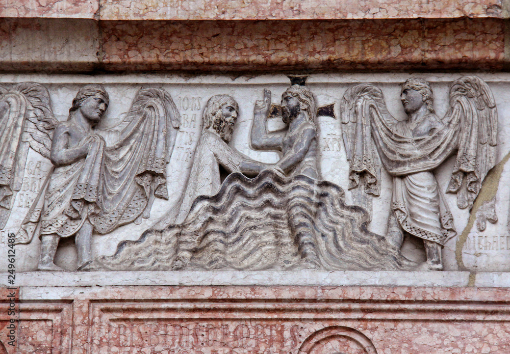 Battesimo di Cristo nel Giordano; bassorilievo sull'architrave del portale nord del Battistero di Parma