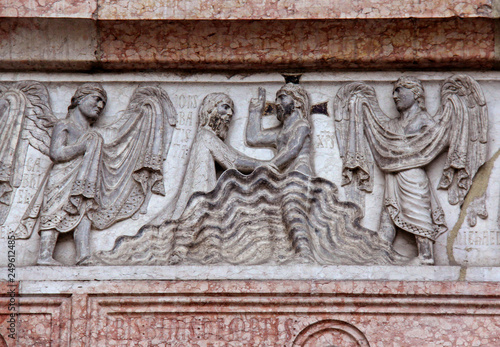 Battesimo di Cristo nel Giordano; bassorilievo sull'architrave del portale nord del Battistero di Parma