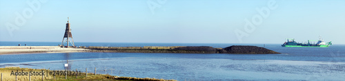 Cuxhaven, Panorama an der historischen Kugelbake mit Schiff