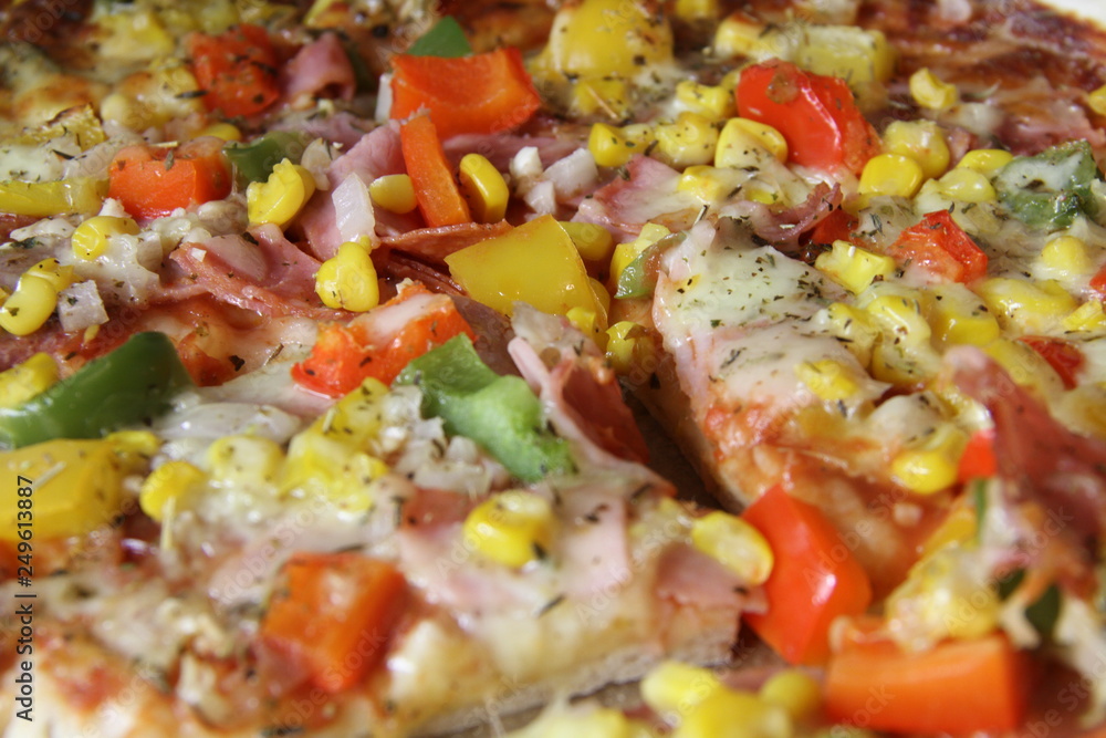Pizza Schinken Mais und Paprika überbacken Pizza Schinken Mais und Paprika überbacken