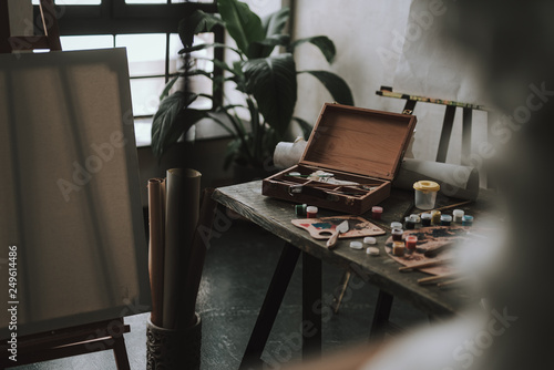 Tableau sur toile Art studio at daytime with art supplies on the table