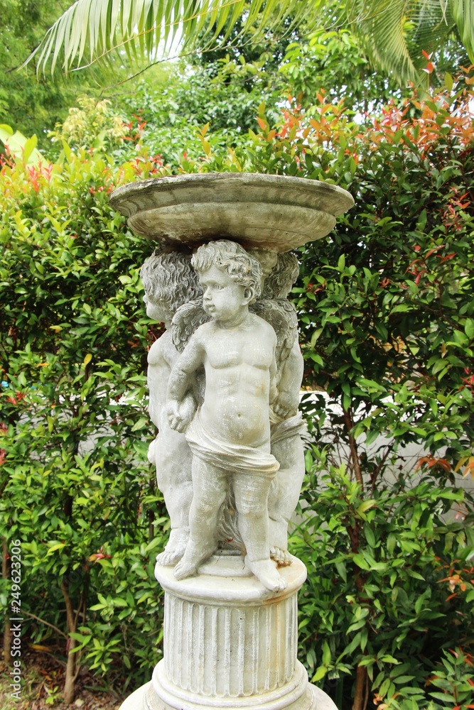 Obraz premium Decorative statue is beauty in the garden