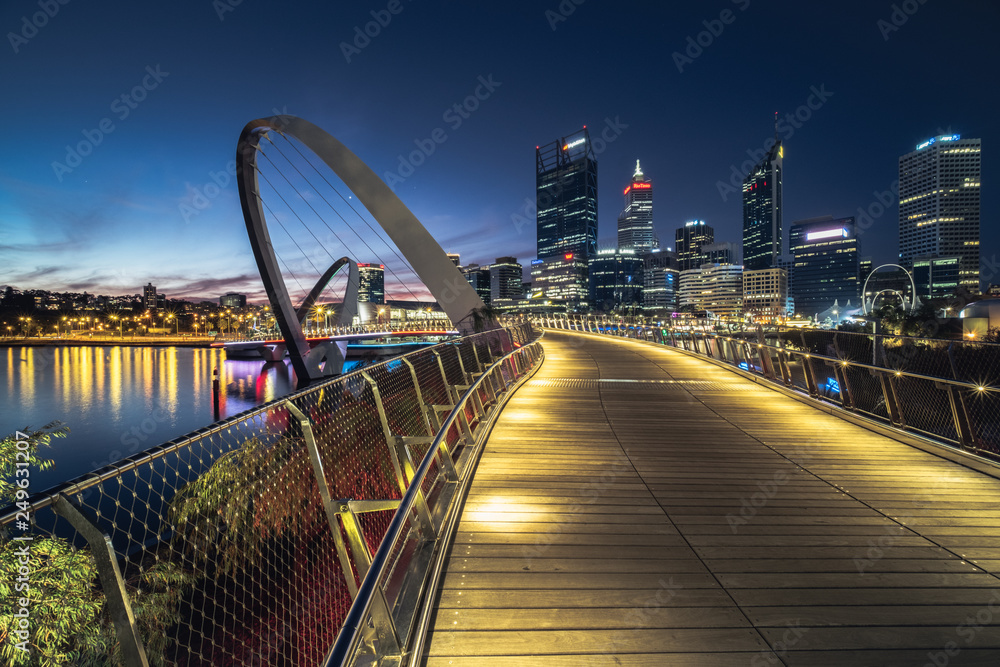 Obraz premium Sunset in Elizabeth Quay Bridge
