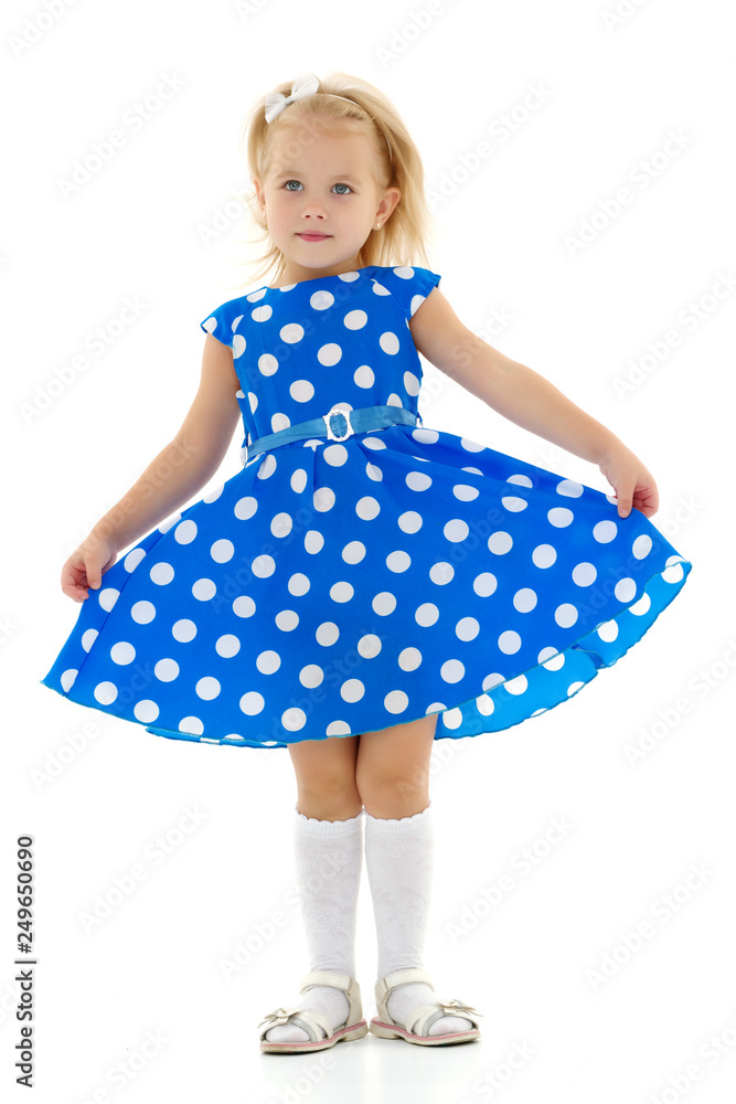 The little girl is full-length. The little girl is full-length.