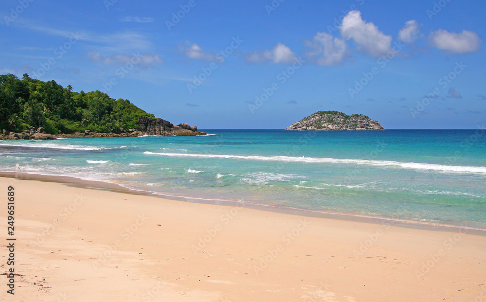Obraz premium lagoon with clear blue water, tropical greenery and rocks with boulders
