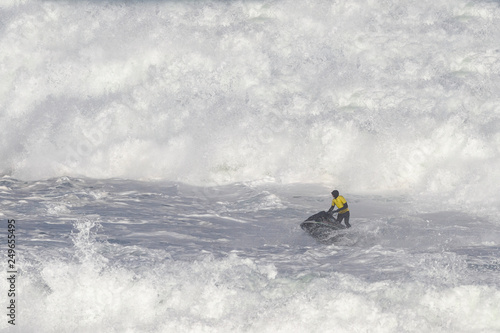moto acuática de rescate con grandes olas en una competición de surf de grandes olas