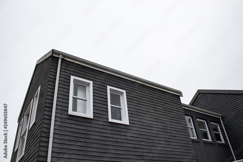 A game of tones and geometries: grey house, grey day