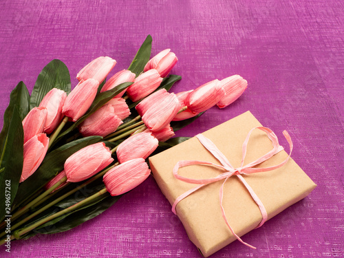 Fototapeta Naklejka Na Ścianę i Meble -  Purple tulip and gift box on Purple background