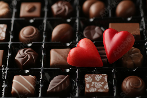 赤いハート型のチョコが入ったチョコレートの集合写真