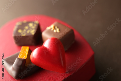 赤いハート型のチョコが入ったチョコレートの集合写真 © Free1970