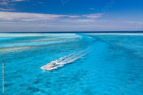 透明な青い海とボート © Atsushi