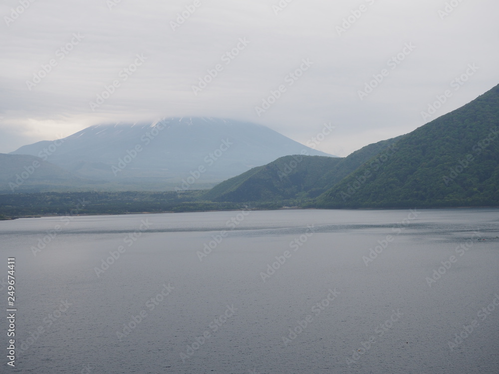 本栖湖と隠れる富士山