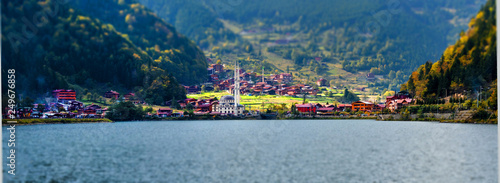 Fotografía Mosque on the mountain lake Uzungol, Trabzon, Turkey