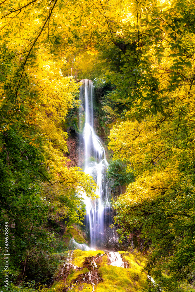 Fototapeta premium Bad Urach Wasserfall im Herbst, goldene Farben, Reutlingen, baden-Württemberg, großer Wasserfall
