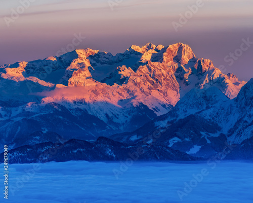 Über den Wolken zum Sonnenuntergang in den Deutschen Alpen, Alpenglow im Berchtesgadener Land, Nationalpark